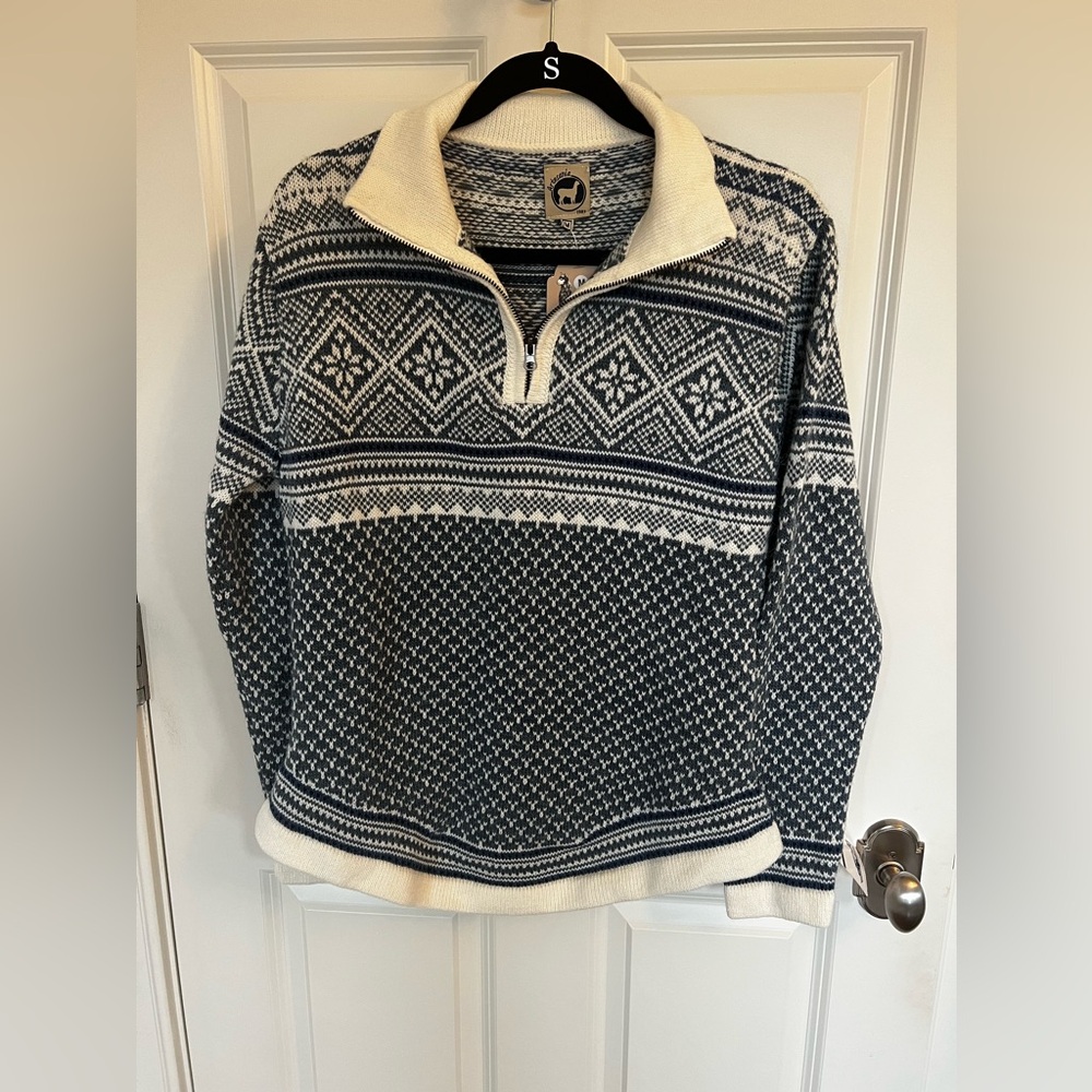 Blue  and White Patterned Half-Zip Sweater for skiing